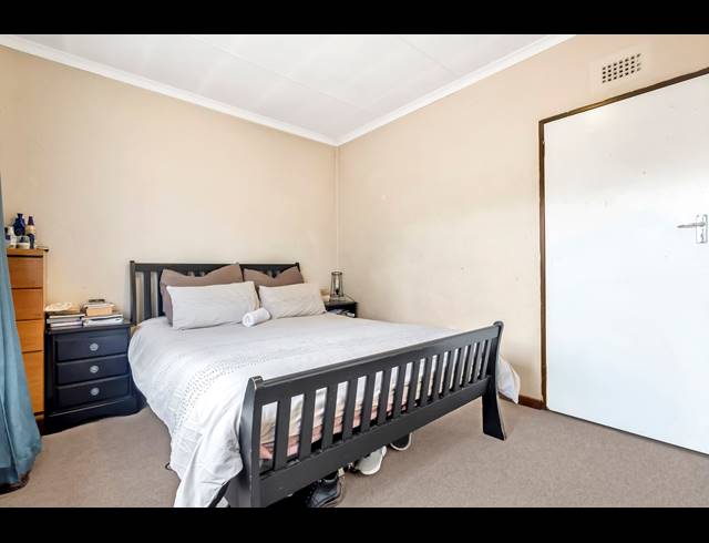 2 BEDROOM TOWNHOUSE FOR SALE IN WINDSOR EAST